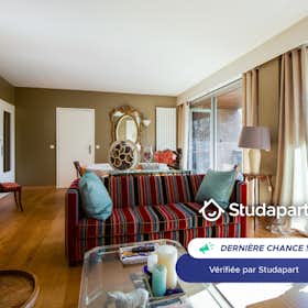Apartment for rent for €1,220 per month in Wasquehal, Avenue de Flandre