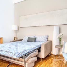 Apartment for rent for €3,000 per month in Milan, Via Giuseppe Sirtori