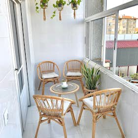 Apartment for rent for €1,500 per month in Porto, Avenida de Fernão de Magalhães