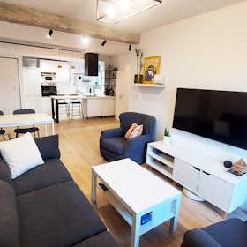 Apartment for rent for €2,500 per month in Sevilla, Avenida Sánchez Pizjuan