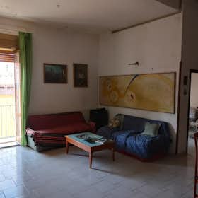 Apartment for rent for €2,400 per month in Naples, Via Pasquale Scura