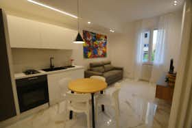Appartement te huur voor € 2.000 per maand in Palermo, Via Ludovico Ariosto