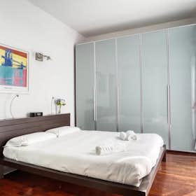 Apartment for rent for €3,000 per month in Milan, Via Guglielmo Pepe