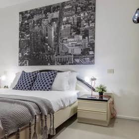 Apartment for rent for €3,000 per month in Milan, Via Cesare da Sesto