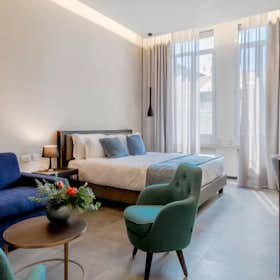 Apartment for rent for €3,000 per month in Milan, Via Spadari