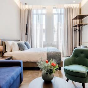 Apartment for rent for €3,000 per month in Milan, Via Spadari