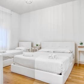 Apartment for rent for €3,000 per month in Milan, Via Ludovico Cavaleri