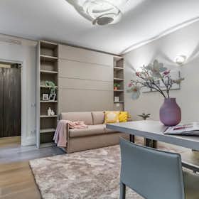 Apartment for rent for €3,000 per month in Milan, Via del Bollo