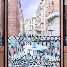 Apartment for rent for €3,000 per month in Milan, Via Gian Giacomo Mora