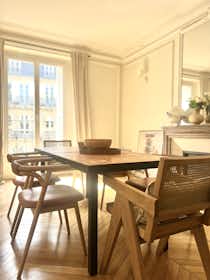 Private room for rent for €1,800 per month in Paris, Avenue de Wagram