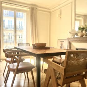 Private room for rent for €1,800 per month in Paris, Avenue de Wagram