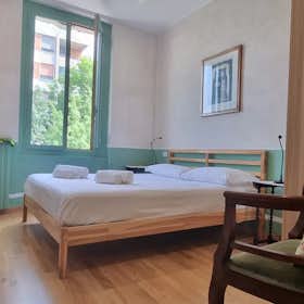 Apartment for rent for €3,000 per month in Milan, Via Andrea Maffei