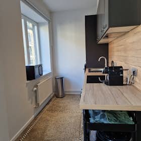 Wohnung zu mieten für 1.390 € pro Monat in Schaerbeek, Rue Max Roos