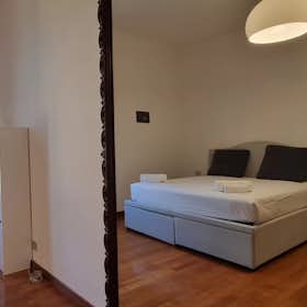 Apartment for rent for €3,000 per month in Milan, Via Andrea Solari