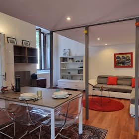 Apartment for rent for €3,000 per month in Milan, Via Benaco