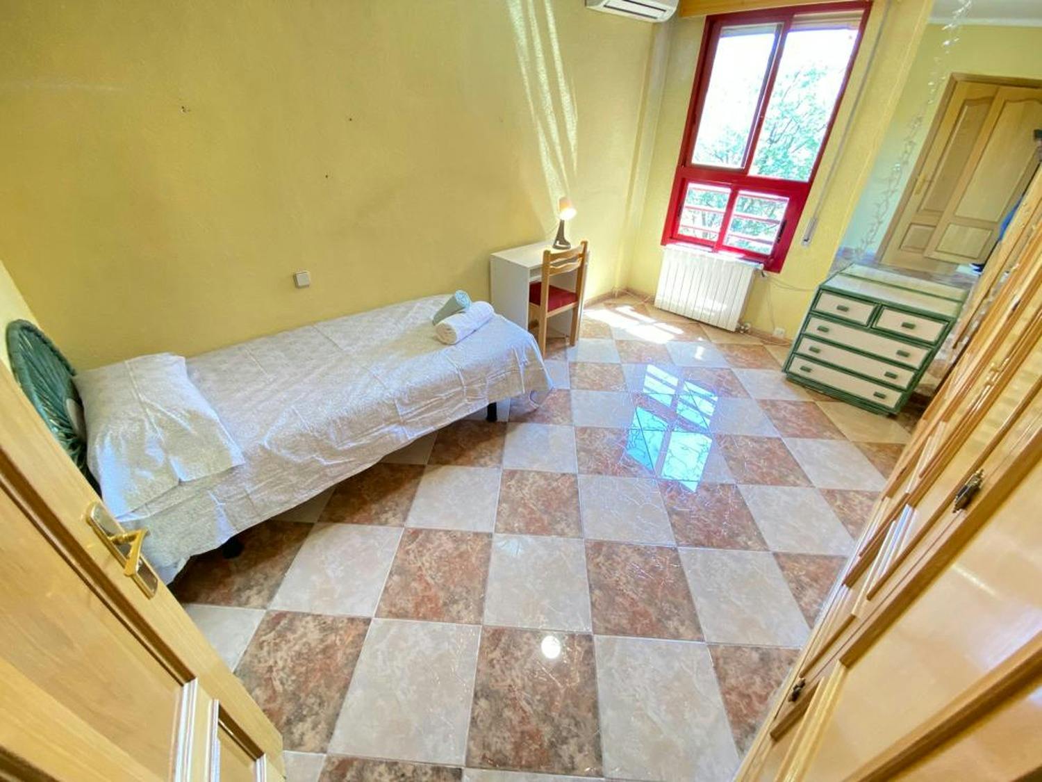 Private room for rent for €340 per month in Madrid, Calle del Cabo Machichaco