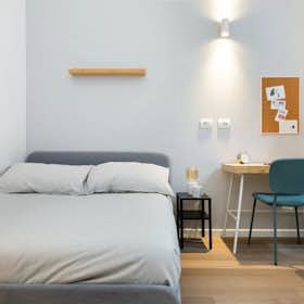 Apartment for rent for €3,000 per month in Milan, Via Vespri Siciliani