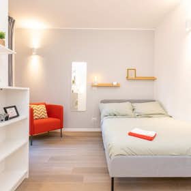 Apartment for rent for €3,000 per month in Milan, Via Magolfa
