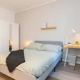 Apartment for rent for €3,000 per month in Milan, Via Vespri Siciliani