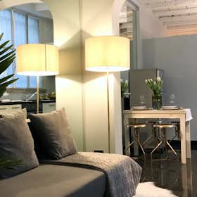 Apartment for rent for €3,000 per month in Milan, Via Amedei
