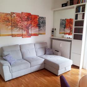 Apartment for rent for €1,900 per month in Milan, Via Pietro Rondoni