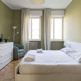 Apartment for rent for €3,000 per month in Milan, Viale Teodorico