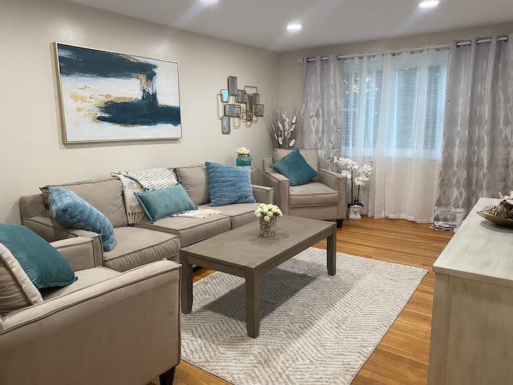 Haus zu mieten für $5,600 pro Monat in West Roxbury, Meshaka St