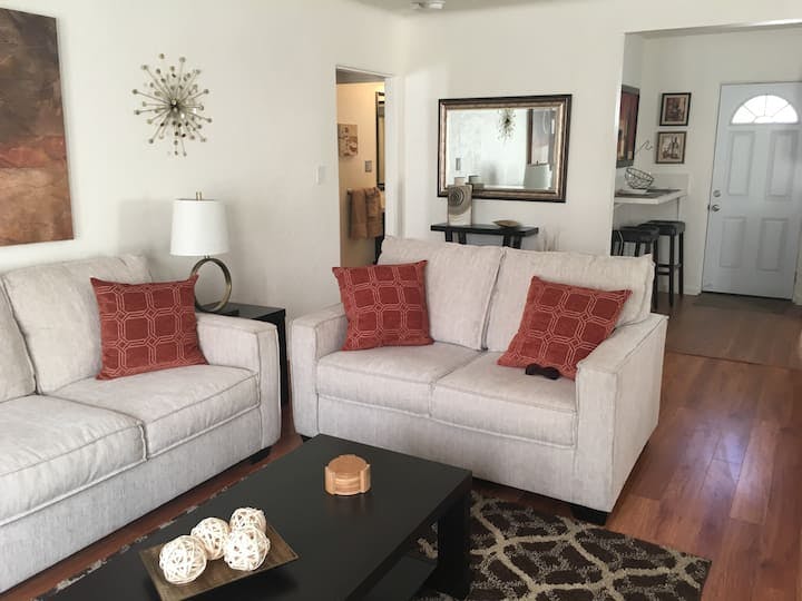 Haus zu mieten für $5,200 pro Monat in North Hollywood, Colfax Ave