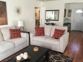 Dom do wynajęcia za $4,788 miesięcznie w mieście North Hollywood, Colfax Ave