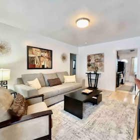 公寓 for rent for $3,600 per month in Van Nuys, Hazeltine Ave