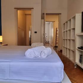 Apartment for rent for €3,000 per month in Milan, Via Valparaiso