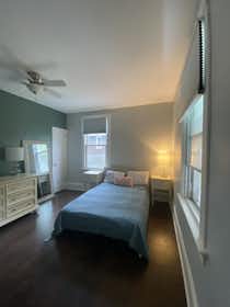 Отдельная комната сдается в аренду за $725 в месяц в Overland, Delphine Ave