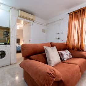 Appartement te huur voor € 1.000 per maand in Torremolinos, Calle Conde de Mieres