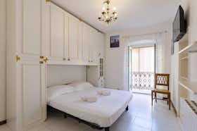 Appartement te huur voor € 3.000 per maand in Sestri Levante, Via Giuseppe Garibaldi