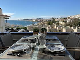 公寓 正在以 €2,720 的月租出租，其位于 Sitges, Carrer de Joan Salvat Papasseit