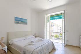 Apartment for rent for €3,000 per month in Sestri Levante, Via Antica Romana Occidentale