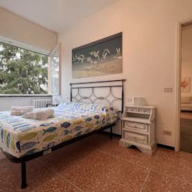 Appartement te huur voor € 3.000 per maand in Rapallo, Via Nino Bixio