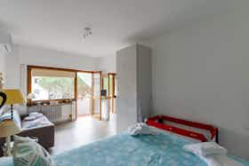 Apartment for rent for €3,000 per month in Rapallo, Via Nino Bixio