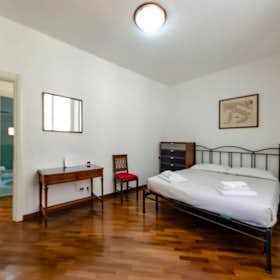 Apartamento for rent for € 3.000 per month in Genoa, Via Andrea Doria