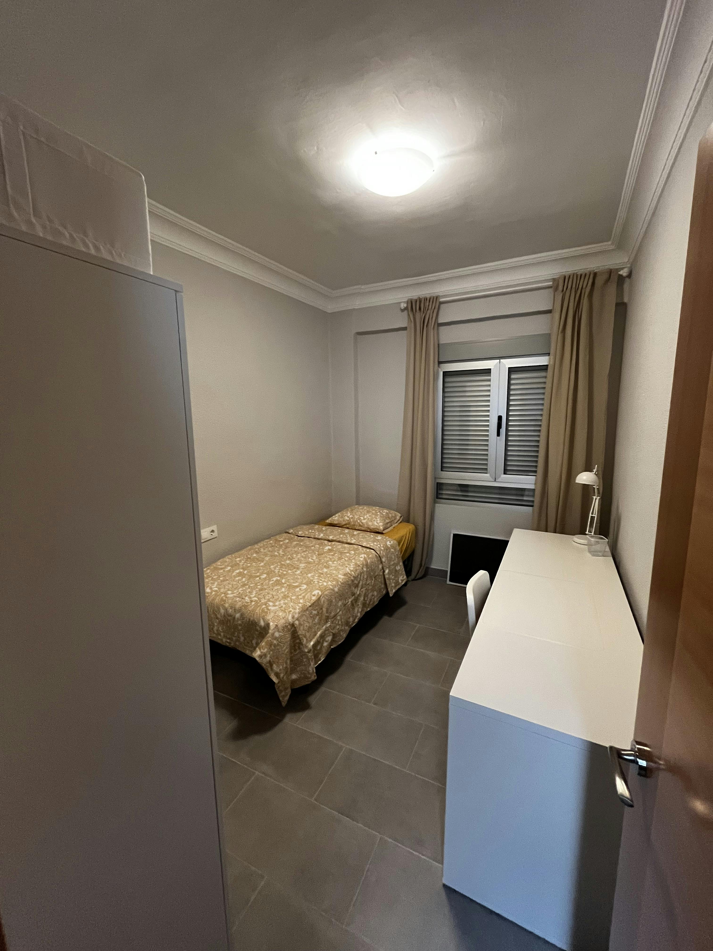 Private room for rent for €445 per month in Torrent, Avenida Al Vedat