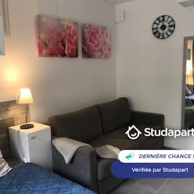 Appartement te huur voor € 750 per maand in Cannes, Rue Georges Clemenceau