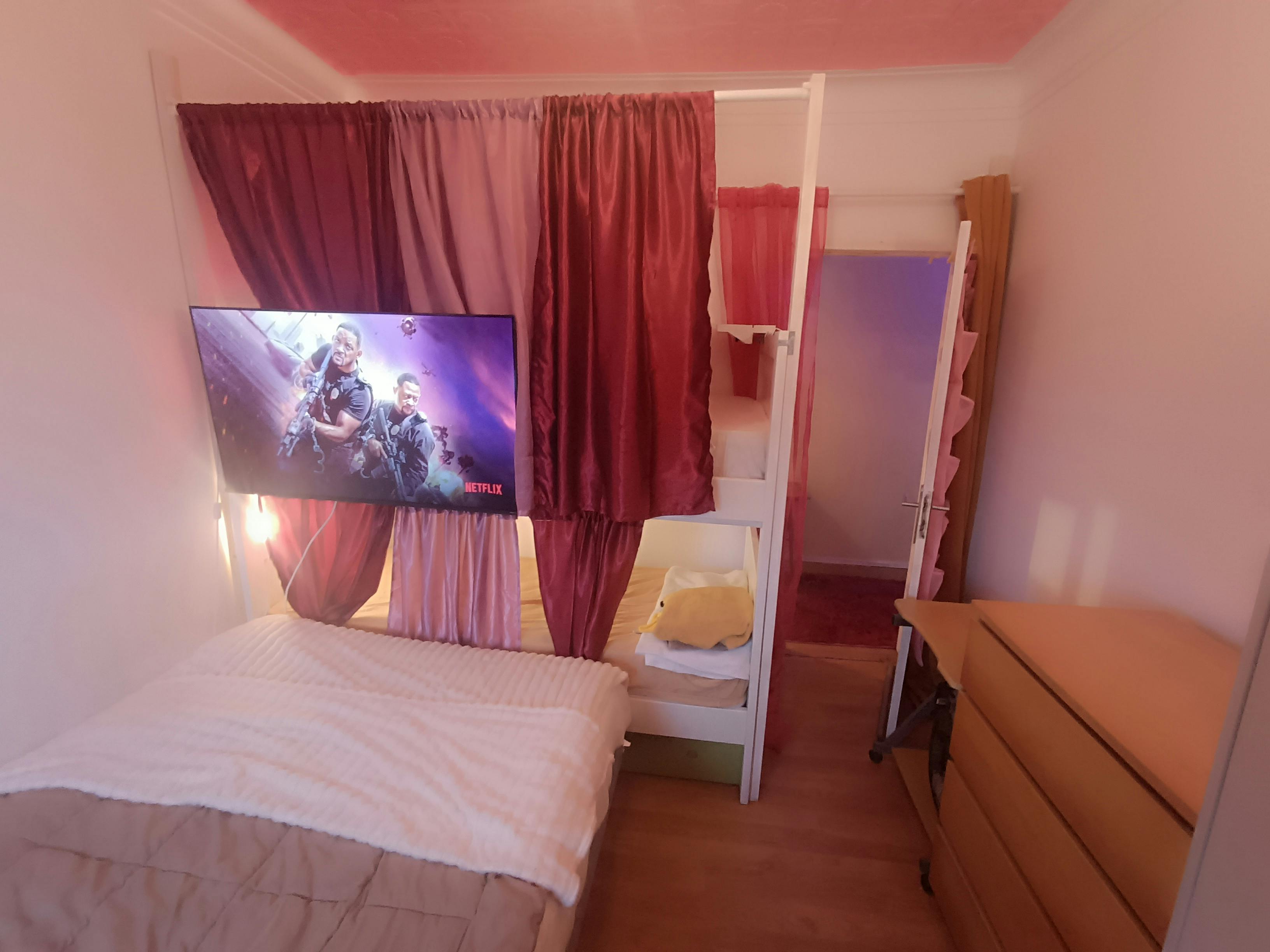 Shared room for rent for €450 per month in Amadora, Rua Garcia de Orta