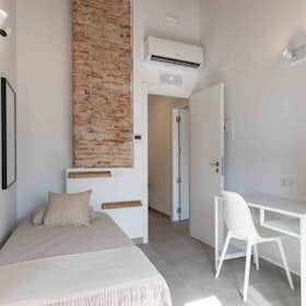 Private room for rent for €760 per month in Valencia, Carrer dels Trinitaris