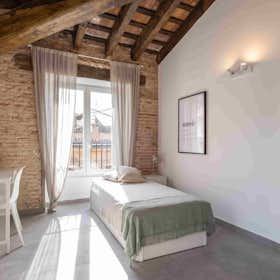 Private room for rent for €860 per month in Valencia, Carrer dels Trinitaris