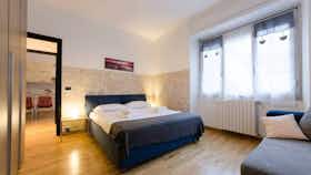 Appartement te huur voor € 3.000 per maand in Genoa, Via Carlo e Nello Rosselli