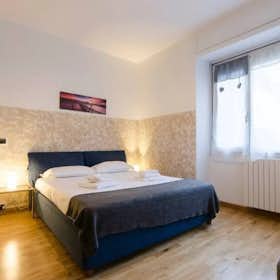 Wohnung zu mieten für 3.000 € pro Monat in Genoa, Via Carlo e Nello Rosselli