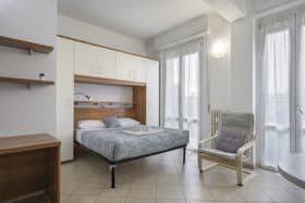 Apartment for rent for €2,600 per month in Florence, Via Flavio Torello Baracchini