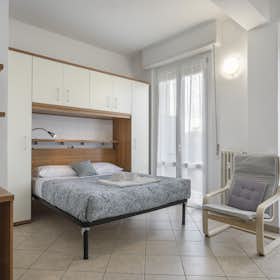 Appartement te huur voor € 2.600 per maand in Florence, Via Flavio Torello Baracchini