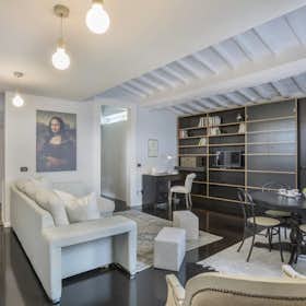 Apartment for rent for €2,600 per month in Florence, Via Ghibellina