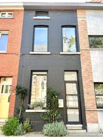Huis te huur voor € 1.750 per maand in Leuven, Jozef Pierrestraat